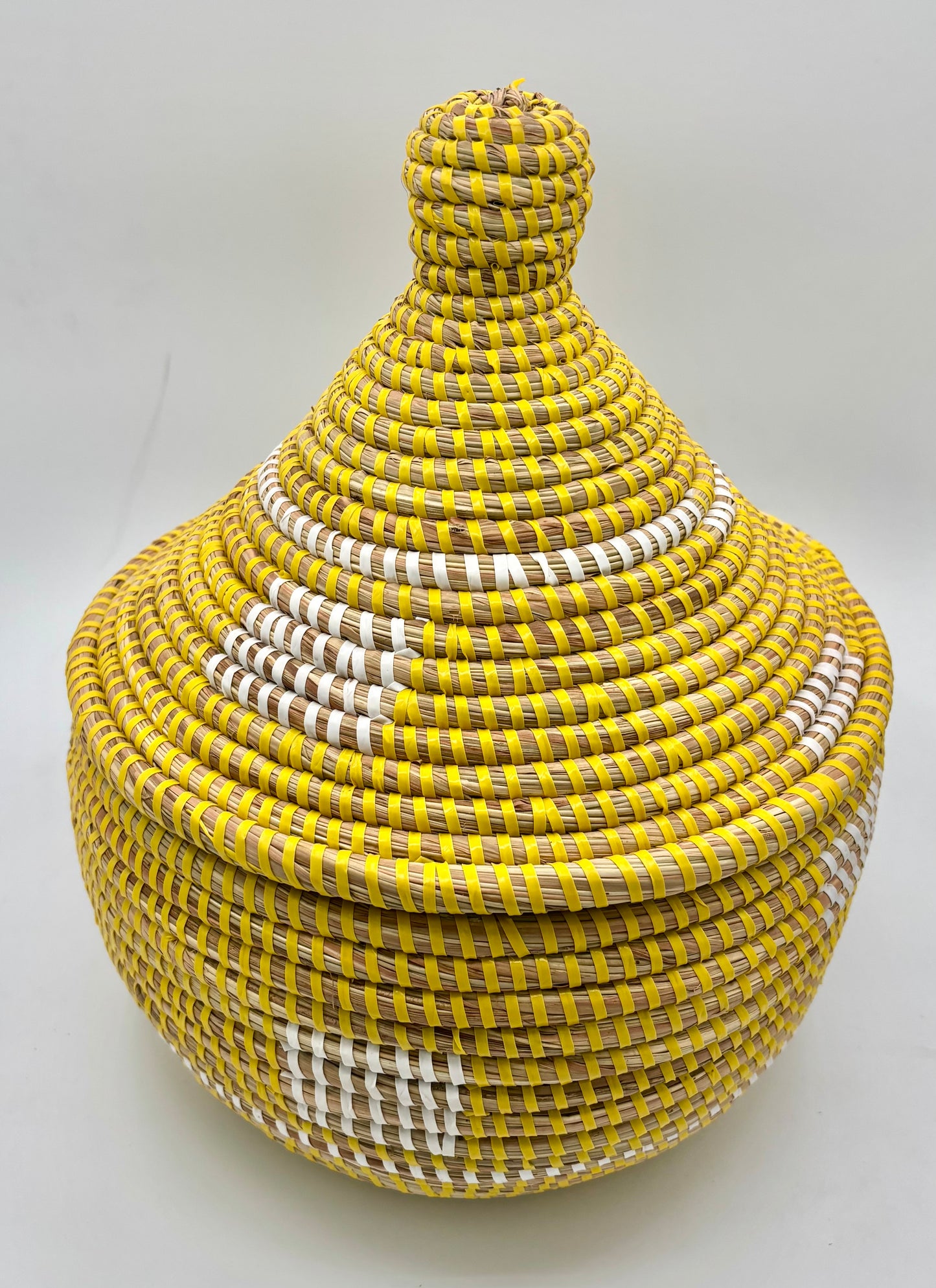 Panier tressé avec couvercle « Soleil de Saly »