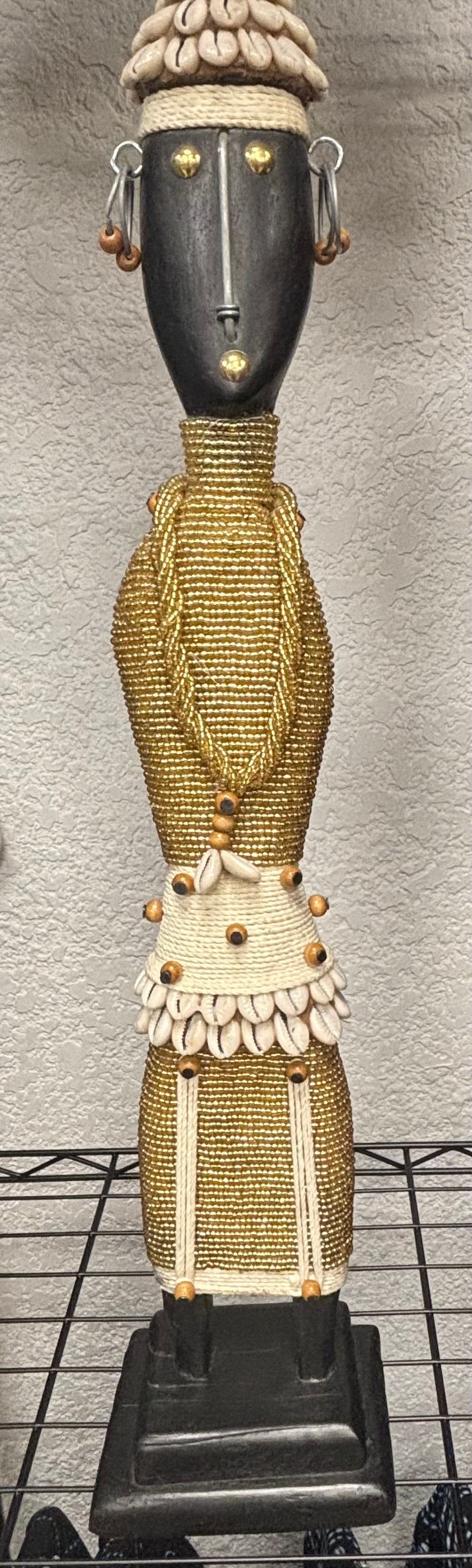 Art Africain - Poupée Namji 57cm Sculpture Africaine – Faite à la main au Sénégal – Poupée de fertilité en perles avec coquillages cauris