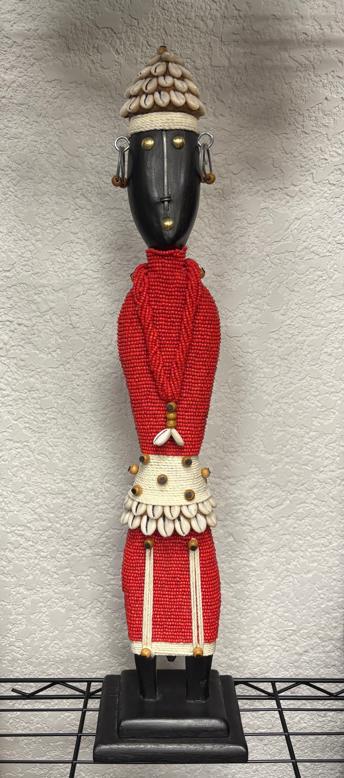 Art Africain - Poupée Namji 57cm Sculpture Africaine – Faite à la main au Sénégal – Poupée de fertilité en perles avec coquillages cauris