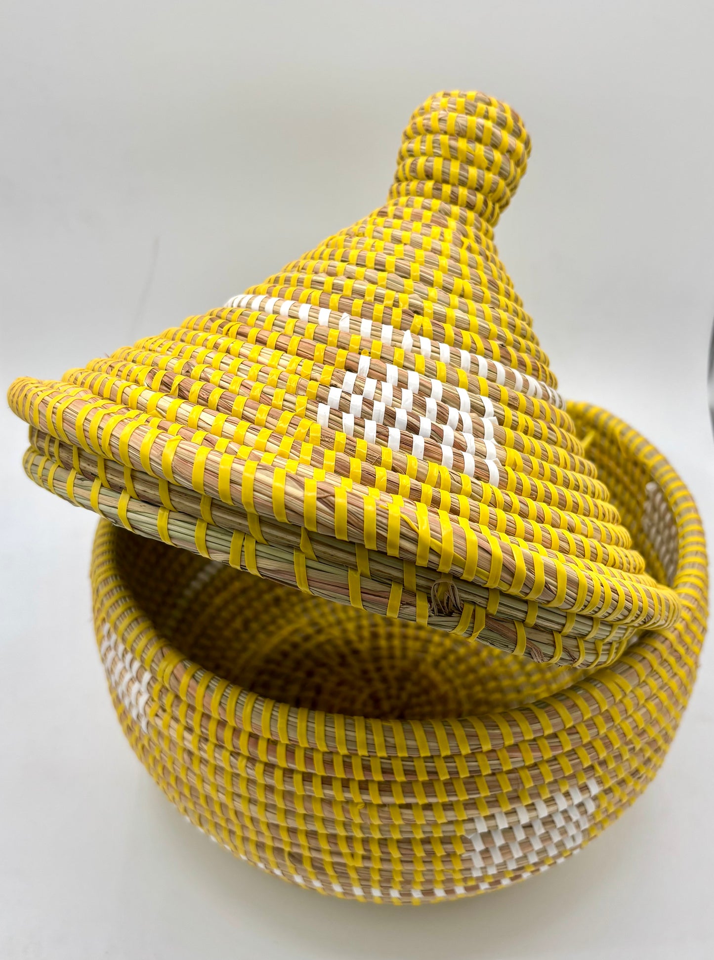 Panier tressé avec couvercle « Soleil de Saly »