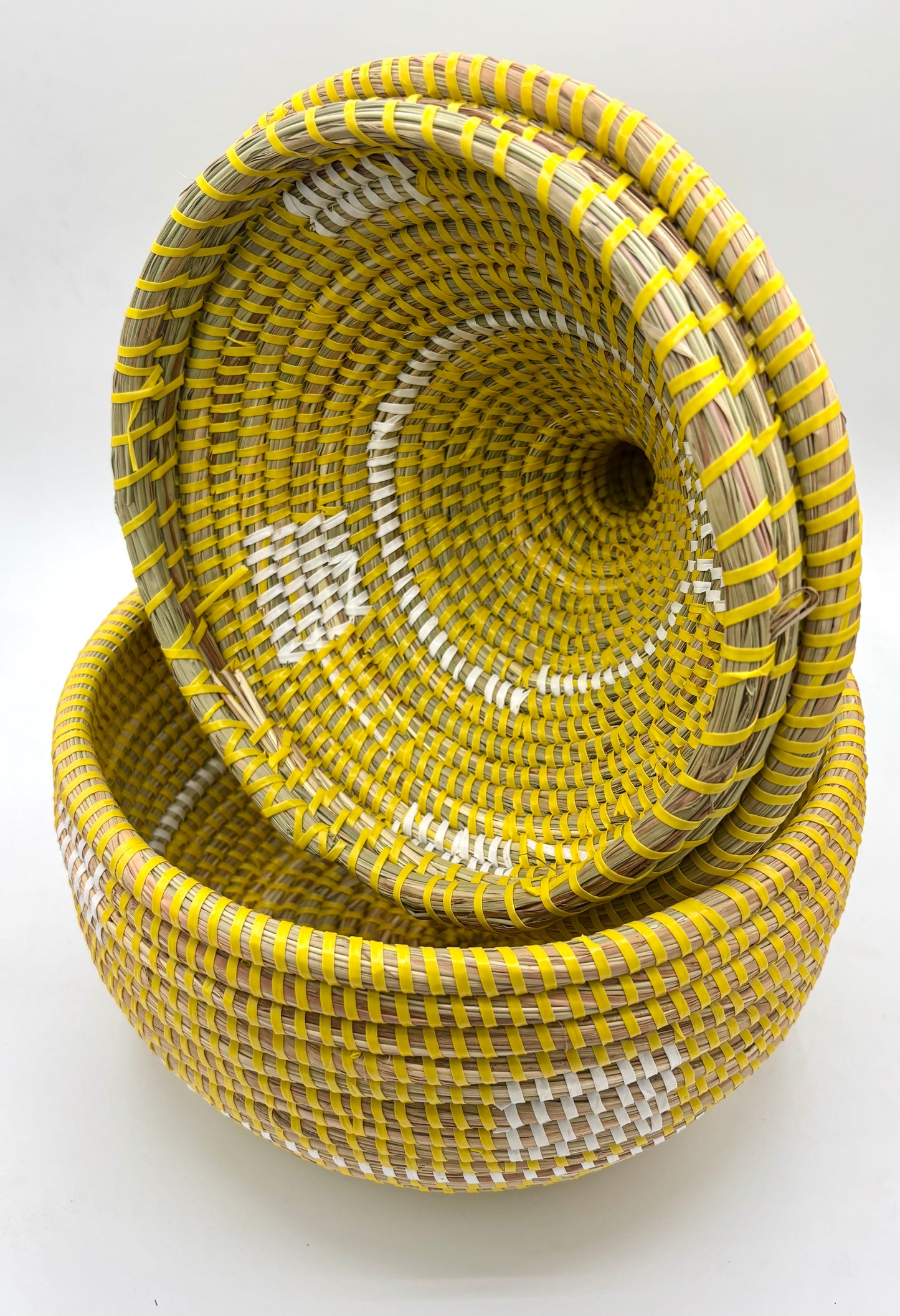 Panier tressé avec couvercle « Soleil de Saly »