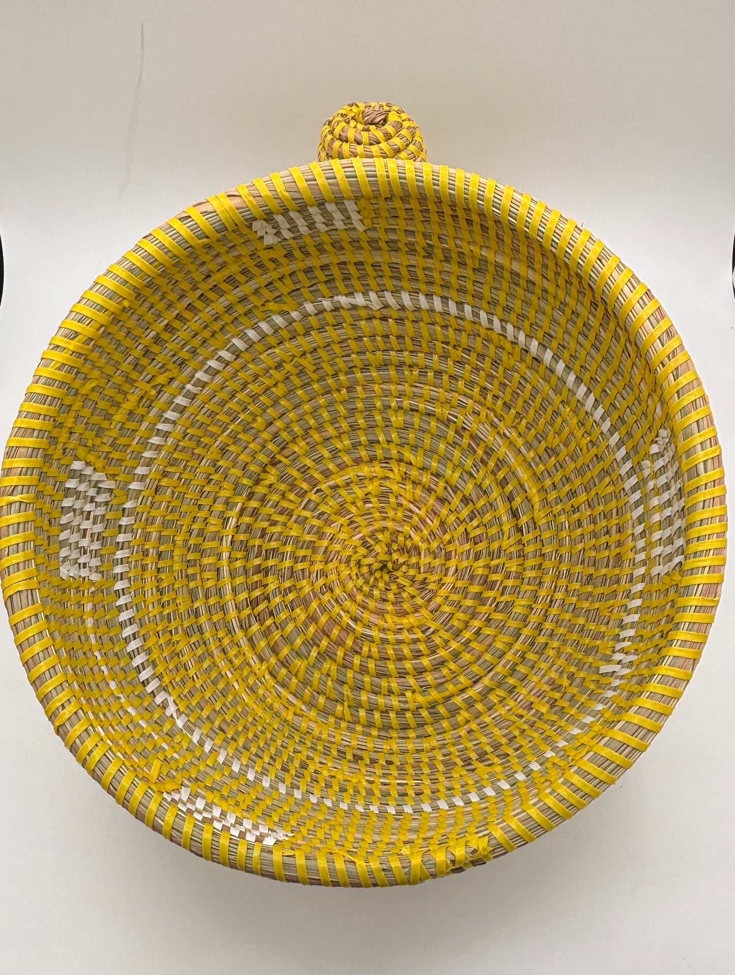 Panier tressé avec couvercle « Soleil de Saly »
