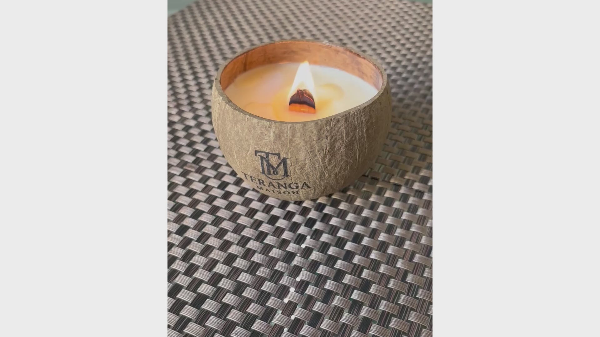Charger la vidéo : Bougie a la noix de coco dans une noix de coco